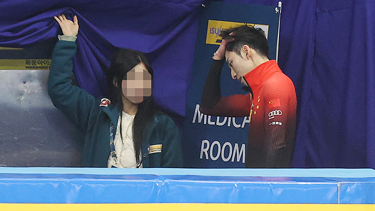 11일 서울 목동 아이스링크에서 열린 2023 국제빙상경기연맹(ISU) 쇼트트랙 세계선수권대회 남자 500m 준결승에서 중국 대표팀 린샤오쥔이 레이스를 마친 뒤 빙상장을 떠나고 있다. 린샤오쥔은 이날 결승에서 실격처리 됐다. /연합뉴스