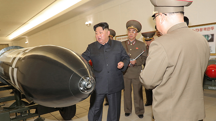 김정은 '무기급 핵물질 생산확대'