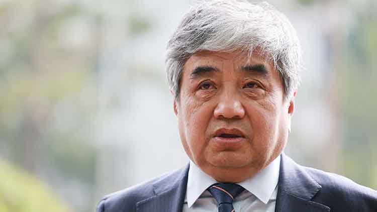 한상혁 방송통신위원장이 지난 22일 서울 북부지방검찰청에 종합편성채널 TV조선 재승인 심사 당시 점수 조작에 관여한 의혹과 관련해 피의자 신분으로 검찰 조사를 받기 위해 들어가고 있다. /연합뉴스