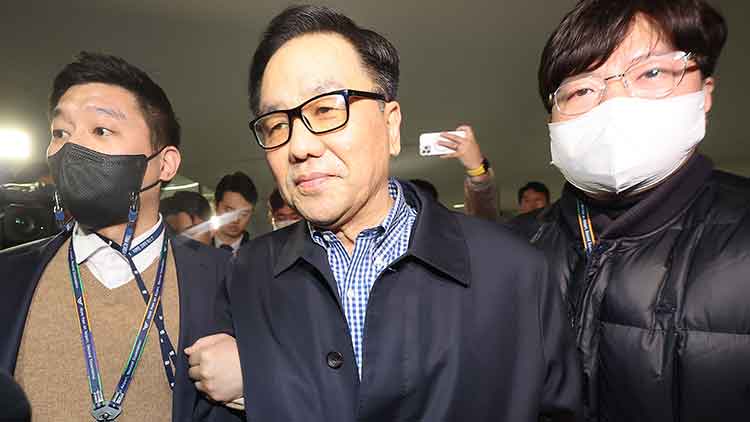 박근혜 전 대통령 탄핵 전 계엄령 문건 의혹의 핵심 인물인 조현천 전 기무사령관이 29일 오전 인천국제공항 제2터미널을 통해 입국한 뒤 서울서부지검으로 압송되고 있다. /연합뉴스