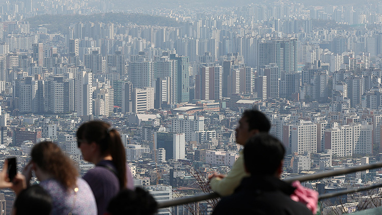 서울 남산에서 바라본 아파트 일대. /연합뉴스