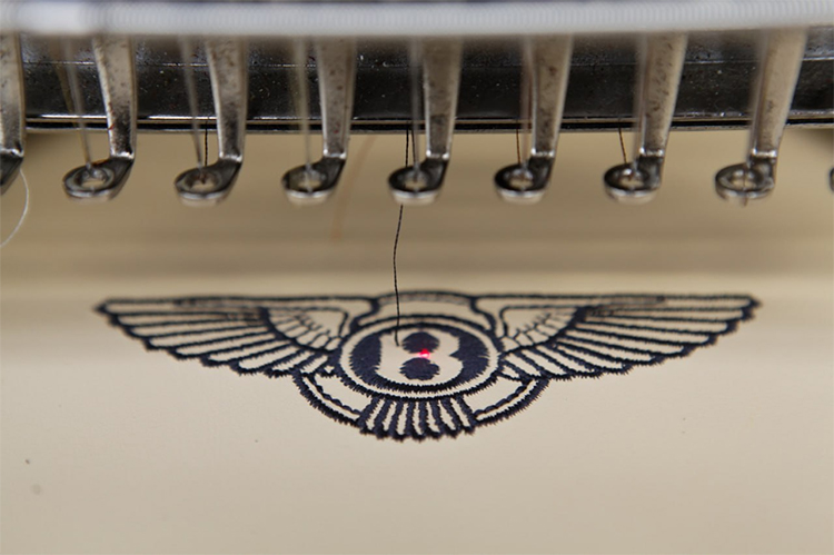 윙드 비 실내 가죽시트 공정. 내부는 고객이 원하는 색으로 수놓을 수 있다. /벤틀리코리아 제공