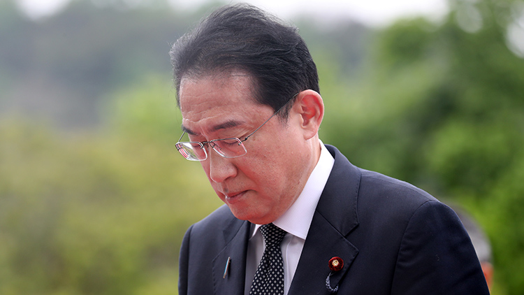 1박 2일간의 일정으로 방한한 기시다 후미오 일본 총리가 지난 7일 오후 서울 동작구 국립서울현충원을 방문, 현충탑에서 참배하고 있다. /사진공동취재단