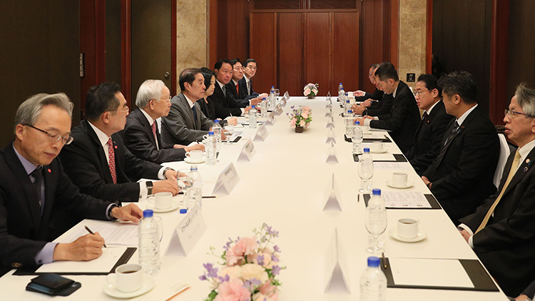 기시다 후미오 일본 총리와 최태원 대한상의 회장, 김병준 전경련 회장직무대행을 비롯한 경제단체장과 주요 내빈들이 8일 서울 소재 호텔에서 '기시다 후미오 일본 총리-한국 경제인 간담회'를 하고 있다. /전국경제인연합회 제공·연합뉴스 