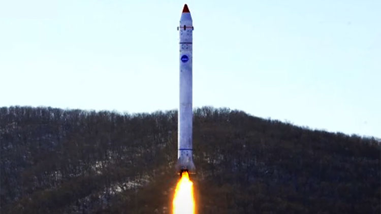 [속보] 합참 '북한, 남쪽방향으로 우주발사체 발사'