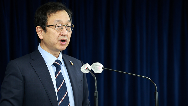 정승윤 국민권익위원회 사무처장 겸 부패방지 부위원장이 1일 정부서울청사에서 최근 불거진 중앙선거관리위원회 자녀 특혜 채용 의혹과 관련해 전수조사 계획을 설명하고 있다. /연합뉴스