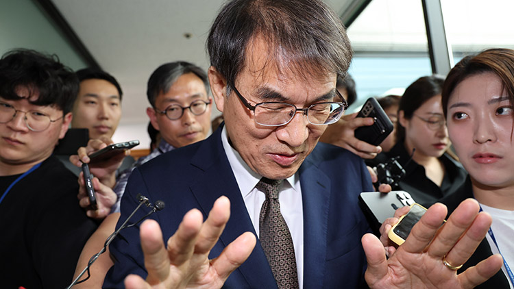 노태악 중앙선거관리위원장이 2일 과천 중앙선거관리위원회에서 열린 회의를 마치고 위원장실로 향하며 취재진의 질문을 받고 있다. /연합뉴스