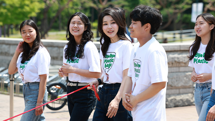 김건희 여사가 5일 서울 성북구 고려대에서 열린 '바이바이플라스틱(Bye Bye Plastic)' 캠페인에서 대학생들과 함께 '바이바이 플라스틱' 문구가 새겨진 티셔츠를 입고 캠페인 활동을 하고 있다. /대통령실 제공
