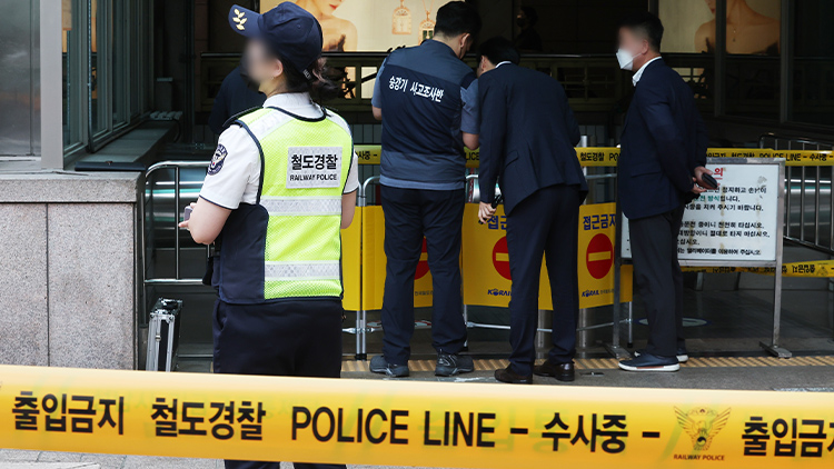 8일 오전 경기도 성남시 지하철 분당선 수내역 2번 출구 상행 에스컬레이터가 역주행하며 14명의 부상자가 발생했다. 사진은 사고 현장 모습. /연합뉴스