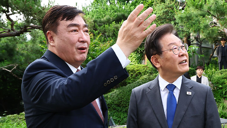 더불어민주당 이재명 대표가 8일 저녁 성북구 중국대사관저에서 싱하이밍 주한 중국대사를 만나고 있다. /국회사진기자단