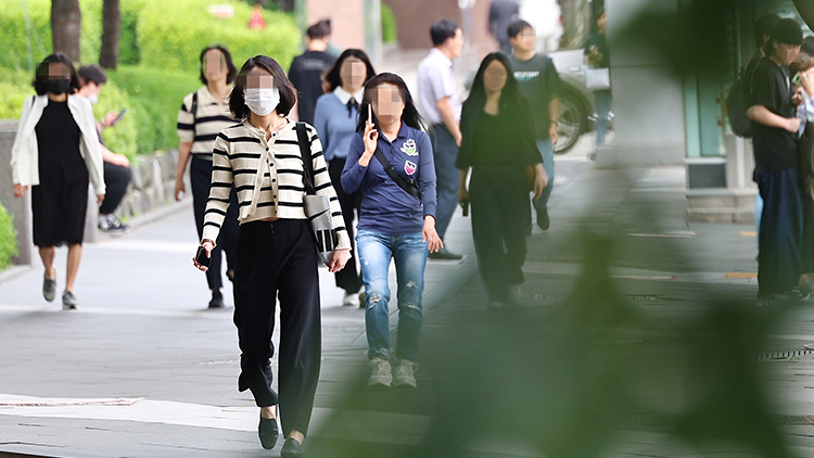서울 여의도에서 시민들이 출근길에 나서고 있다. /연합뉴스