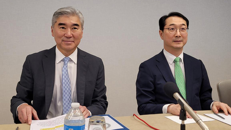 김건 외교부 한반도평화교섭본부장(오른쪽)과 성김 미 국무부 대북 특별대표가 12일(현지시간) 미국 워싱턴 DC에서 특파원 간담회를 하고 있다. /연합뉴스