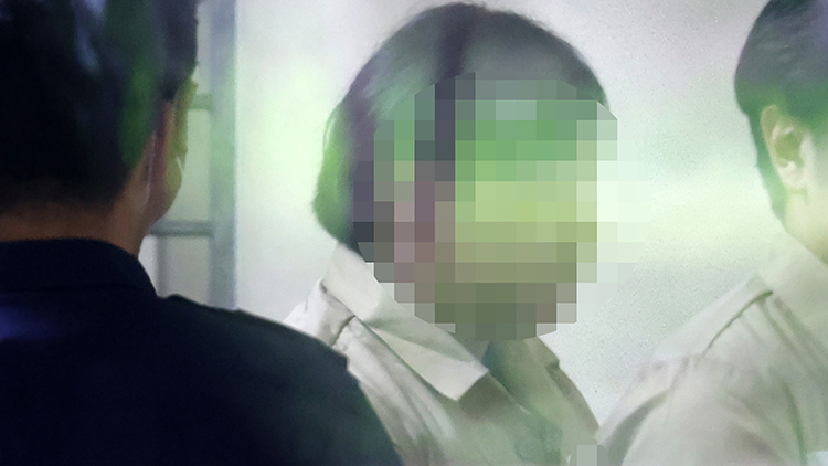 지난 12일 오후 부산 연제구 부산 법원종합청사에서 돌려차기 사건 피고인 A씨가 항소심 선고 공판에서 징역 20년을 선고 받은 뒤 호송차에 오르고 있다. 부산고법 형사 2-1부(최환 부장판사)는 A씨에게 징역 20년을 선고하고, 10년간 정보통신망에 신상 공개, 10년간 아동 관련 기관 취업 제한, 20년간 위치추적 전자장치 부착을 명령했다. 신상공개 명령이 최종 확정되면 온라인을 통해 A씨의 얼굴과 신상 등이 일반에 공개된다. /연합뉴스