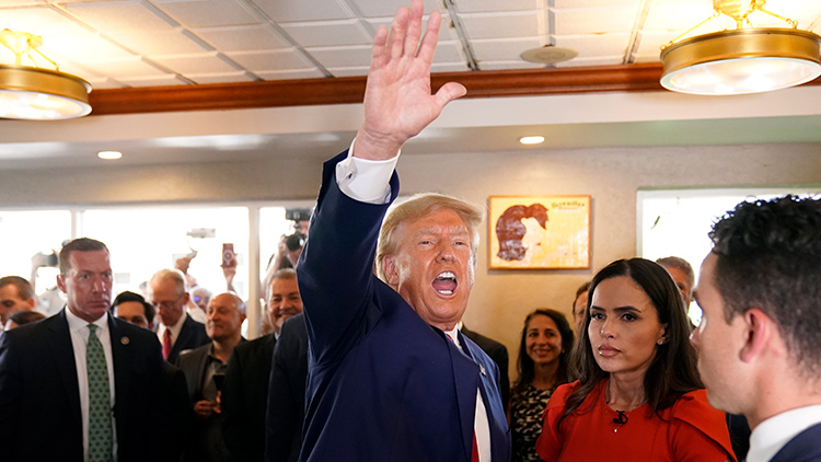 도널드 트럼프 전 미국 대통령이 지난 13일 식당에서 지지자들에게 손을 흔들고 있다. /AP=연합뉴스