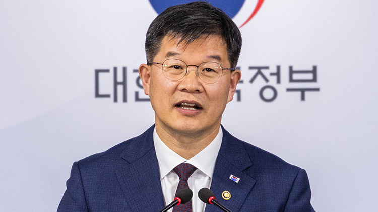 이기일 보건복지부 1차관이 22일 오후 서울 종로구 정부서울청사에서 임시 신생아 번호 관리 아동 실태조사방안 등 아동학대와 관련한 대응 방안을 발표하고 있다. /연합뉴스