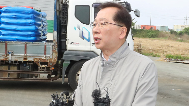 조승환 해양수산부 장관이 23일 오전 전남 신안군 한 천일염 장기 저장시설에서 현장 점검을 마친 뒤 발언을 하고 있다. /연합뉴스