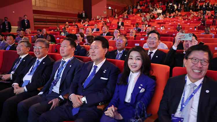 윤석열 대통령과 부인 김건희 여사가 지난 20일(현지시간) 파리에서 열린 제172차 국제박람회기구(BIE) 총회에 착석해 있다. 첫번째줄 오른쪽부터 박형준 부산시장, 김건희 여사, 윤 대통령, 최태원 SK그룹 회장, 박진 외교부 장관, 조태용 국가안보실장. 두번째줄 오른쪽부터 구광모 LG그룹 회장, 이재용 삼성전자 회장, 정의선 현대차그룹 회장. /연합뉴스