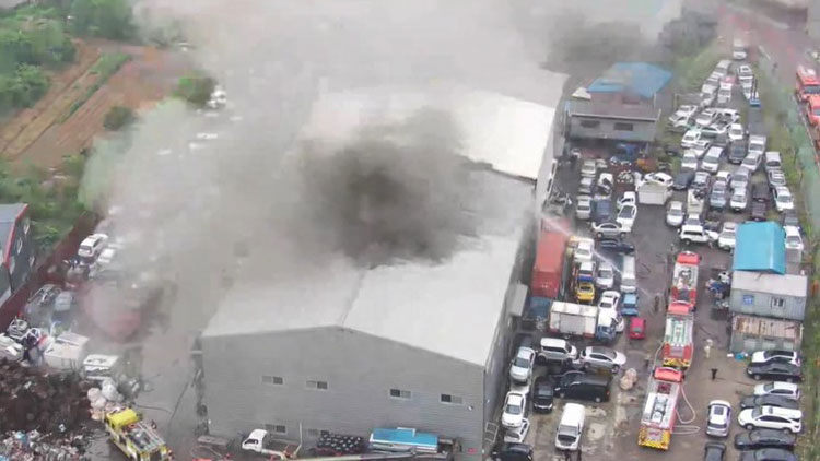 4일 오전 8시 52분께 인천시 서구 오류동 수도권 제2순환고속도로 인근 한 폐차장 창고에서 불이 나 소방당국이 진화에 나섰다. /인천소방본부 제공