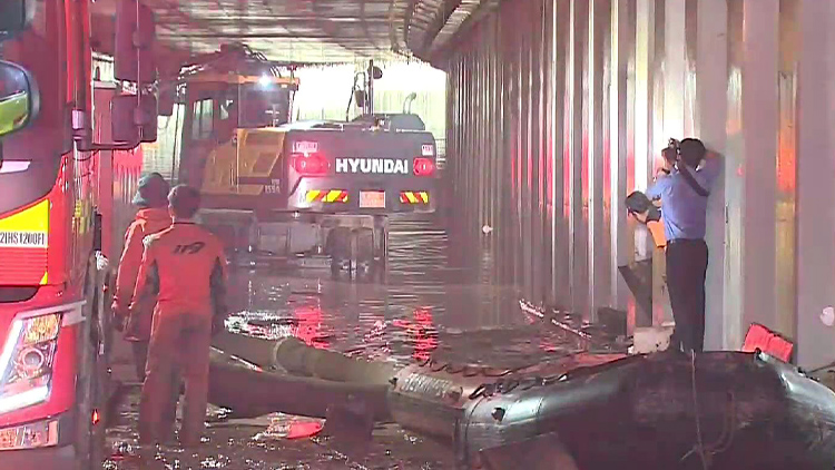 진흙더미에 오도가도 못한 차량 17대…참혹한 지하차도 내부
