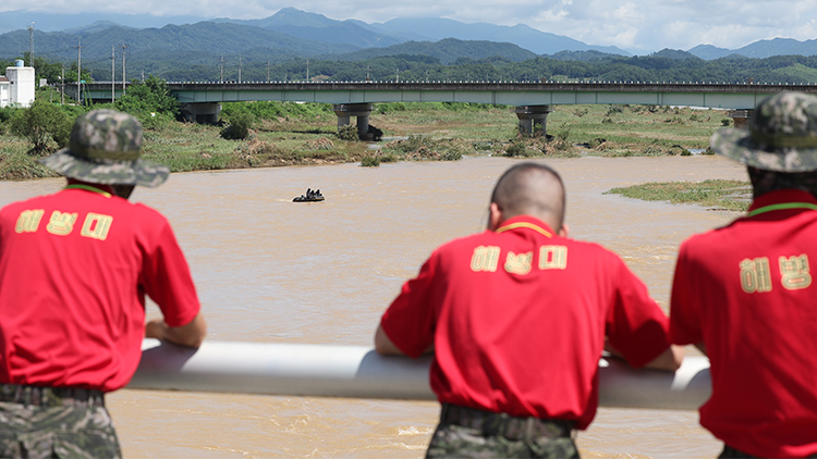 해병대원과 소방이 지난 19일 경북 예천군 일대에서 수색 중 급류에 휩쓸려 실종된 해병대 장병을 찾고 있다. /연합뉴스