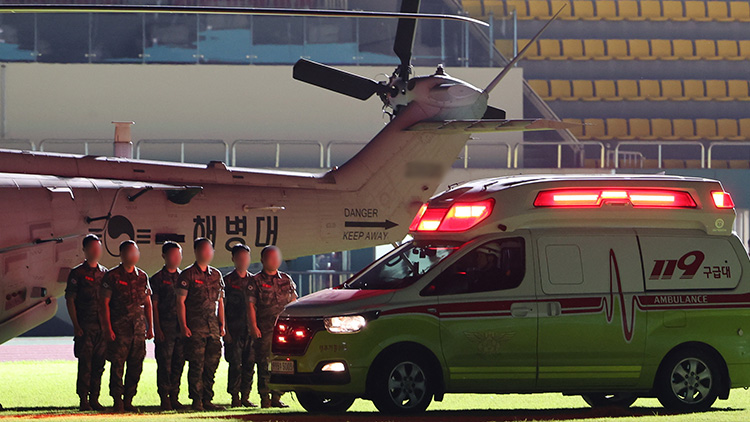 20일 경북 예천스타디움에서 수해 현장에 투입됐다가 급류에 휩쓸려 실종됐던 전우를  맞이하기 위해 해병대원들이 기다리고 있다. /연합뉴스
