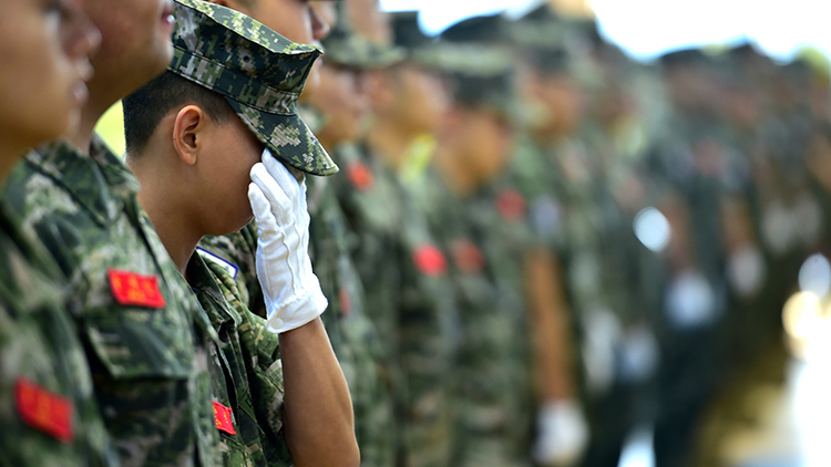 지난 22일 경북 포항 해병대 1사단 체육관인 '김대식관'에서 열린 고 채수근 상병 영결식에서 해병대원이 눈물을 흘리고 있다. /연합뉴스