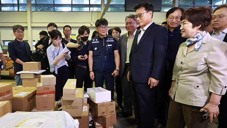 더불어민주당 박광온 원내대표가 1일 오전 서울 광진구 동서울우편물류센터를 찾아 폭염 속 우체국 택배 등 분류 배송 작업 현장을 점검하고 있다. /연합뉴스