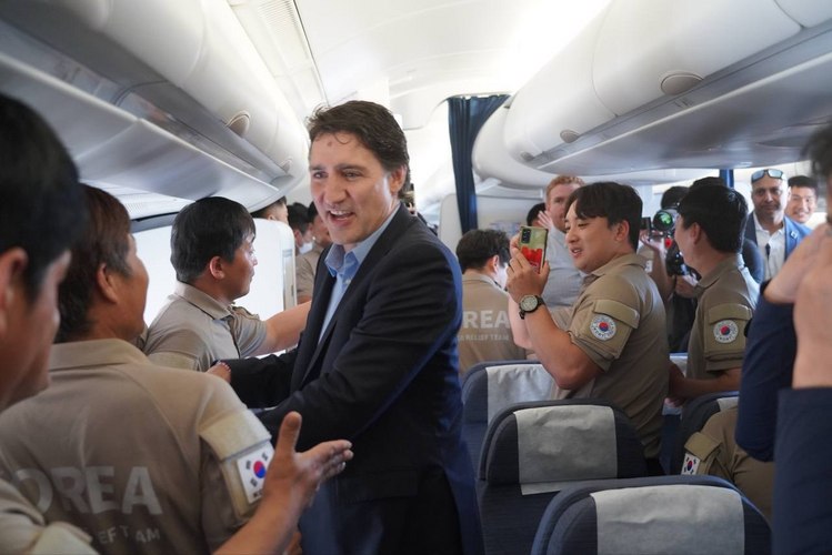 1일(현지시각)  쥐스탱 트뤼도 캐나다 총리가 한 달여 간 산불 구호활동을 마치고 귀국하는 대한민국 긴급구호대를 찾아가 감사 인사를 전하고 있다. /외교부 제공