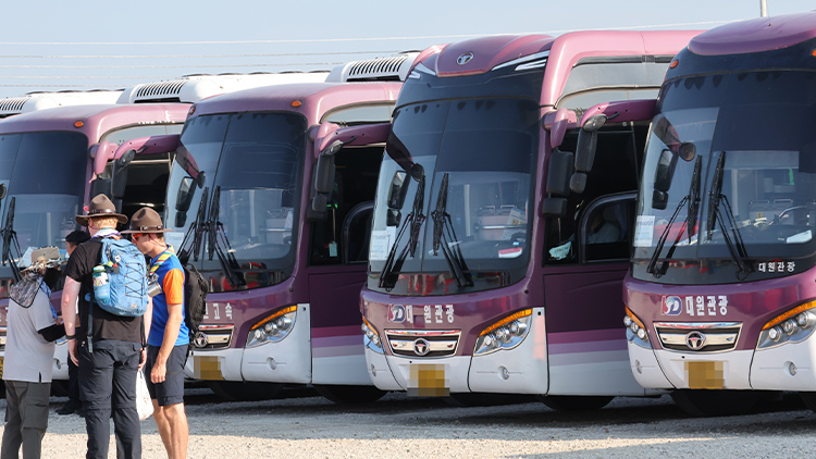 5일 오후 전북 부안군 새만금 세계스카우트 잼버리 영지 내에 버스들이 주차돼 있다. /연합뉴스