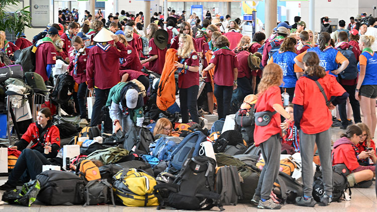 12일간의 여정을 마치고 본국으로 출국하는 세계스카우트 잼버리 대원들이 12일 인천국제공항에서 출국 준비를 하고 있다. /공항사진기자단
