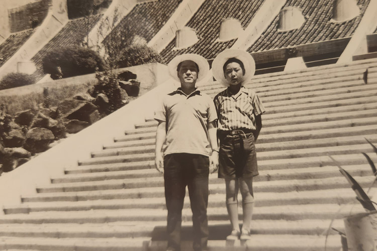 윤석열 대통령이 국민학교(초등학교) 5학년 시절 아버지 윤기중 교수와 함께 충남 부여를 여행하던 모습. /시청자 제공