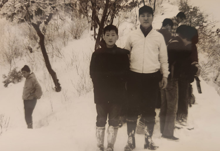 윤석열 대통령이 국민학교(초등학교) 6학년 시절 아버지 윤기중 교수와 함께 찍은 사진. /시청자 제공