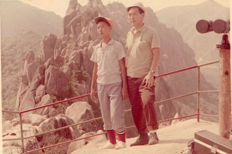 윤석열 대통령이 중학교 1학년 재학 시절 아버지 윤기중 교수와 함께 설악산에 오른 모습. /시청자 제공