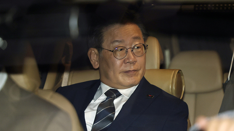 더불어민주당 이재명 대표가 백현동 특혜개발 의혹과 관련해 피의자 신분으로 조사를 마치고 18일 오전 서초동 서울중앙지검을 나서며 차에 타고 있다. /연합뉴스