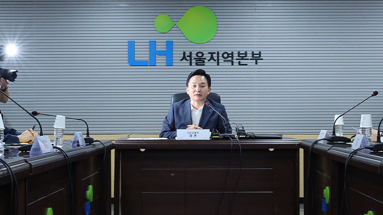 원희룡 국토교통부 장관이 20일 오후 서울 강남구 한국토지주택공사(LH) 서울지역본부에서 열린 LH 용역 전관카르텔 혁파 관련 긴급회의에 참석해 인사말하고 있다. /연합뉴스