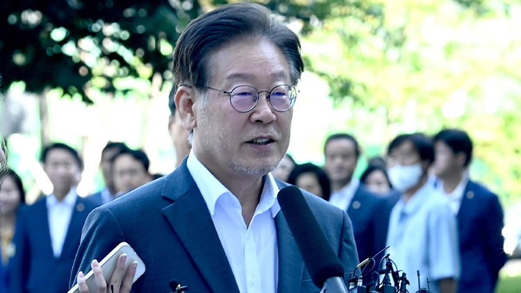 더불어민주당 이재명 대표가 '쌍방울 그룹 대북 송금' 의혹 관련 피의자 신분으로 조사를 받기 위해 9일 오전 경기도 수원시 영통구 수원지방검찰청으로 출석하며 발언하고 있다. /공동취재