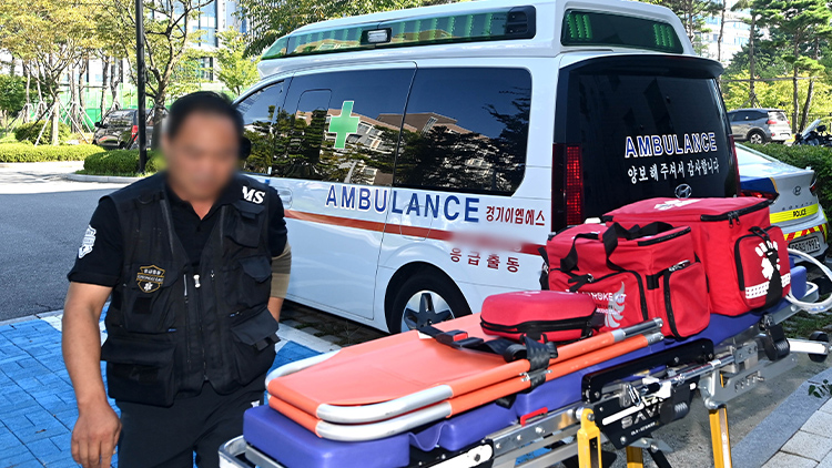 더불어민주당 이재명 대표가 '쌍방울 그룹 대북 송금' 의혹 관련 피의자 신분으로 조사를 받기 위해 검찰에 출석하는 9일 오전 경기도 수원시 영통구 수원지방검찰청으로 의료진과 들것이 들어가고 있다. /공동취재