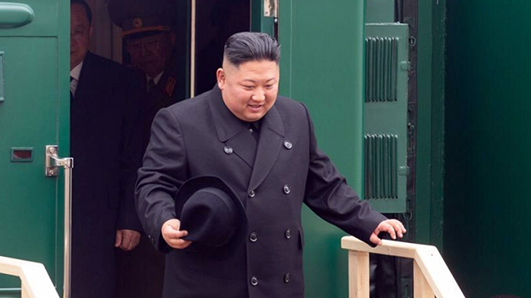 김정은 북한 국무위원장이 탑승한 것으로 보이는 열차가 블라디미르 푸틴 러시아 대통령과 정상회담을 위해 러시아를 향해 출발한 것으로 알려졌다. 정부 핵심 관계자는 11일 "김정은을 태웠다고 추정되는 열차가 블라디보스토크로 이동 중인 것으로 정보당국에서 파악한 것으로 안다"고 연합뉴스에 말했다. 사진은 김정은 북한 국무위원장이 지난 2019년 4월24일  전용 열차로 러시아와 북한의 접경 지역인 하산역에 도착, 열차에서 내리는 모습의 자료사진. /연합뉴스