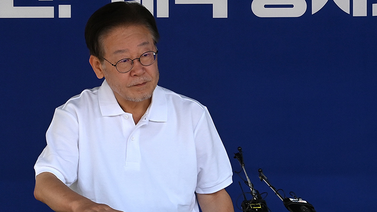 단식 중인 더불어민주당 이재명 대표가 11일 국회 본청 앞 농성장에 앉아 있다. /연합뉴스