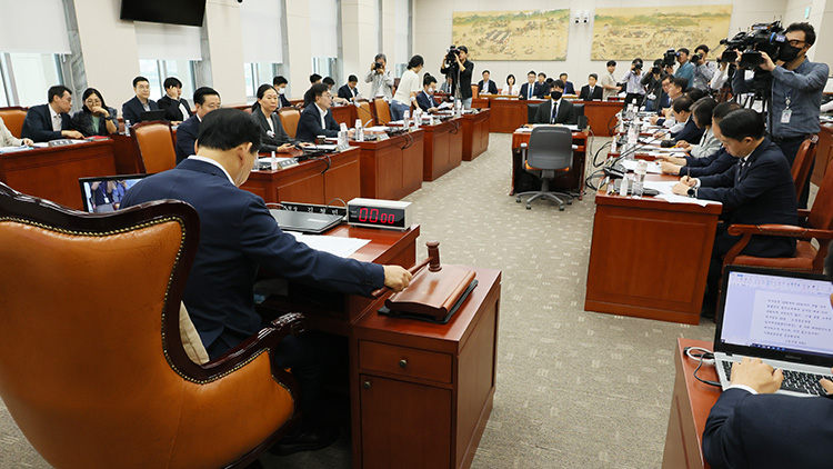 15일 국회에서 열린 교육위원회 전체회의에서 김철민 위원장이 의사봉을 두드리고 있다. 교육위는 이날 교권보호 4법을 의결했다. /연합뉴스