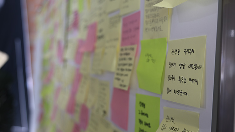 악성민원으로 세상을 뜬 대전 초등 교사가 재직하던 유성구 한 초등학교에 마련된 추모공간에 지난 9일 고인을 추모하는 쪽지가 붙어 있다. /연합뉴스 