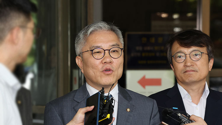 조국 전 법무부 장관 아들의 인턴 확인 경력서를 허위로 써준 혐의로 재판에 넘겨진 더불어민주당 최강욱 의원이 18일 오후 서울 서초구 대법원에서 상고심 선고 공판을 마치고 취재진의 질문에 답변하고 있다. /연합뉴스