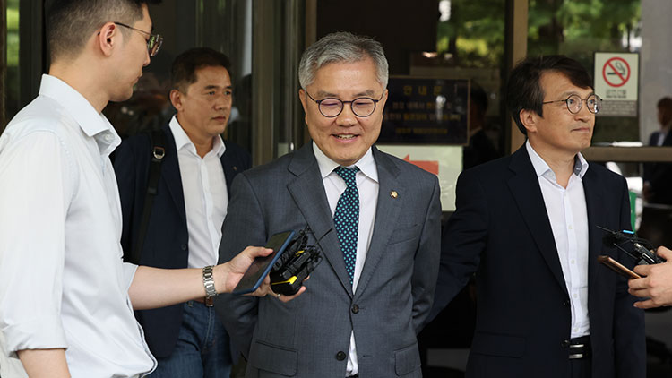 조국 전 법무부 장관 아들의 인턴 확인 경력서를 허위로 써준 혐의로 재판에 넘겨진 더불어민주당 최강욱 의원이 18일 오후 서울 서초구 대법원에서 상고심 선고 공판을 마치고 발언하고 있다. /연합뉴스