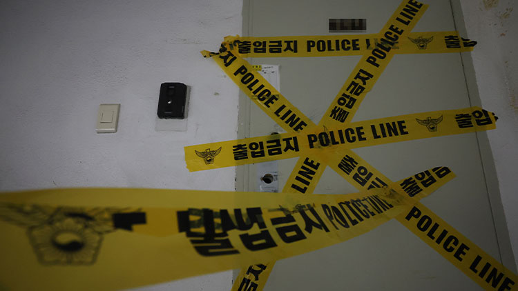 서울 송파구와 경기 김포 등 세 군데서 일가족 5명이 숨진 채 발견되는 사건이 발생한 23일 일가족 중 남편과 시어머니, 시누이가 숨진 채 발견된 송파구의 주거지에 폴리스라인이 설치돼 있다. /연합뉴스