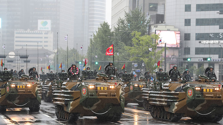 10년만의 '국군의 날' 시가행진…시민들 '국군 위용 좀 보자'