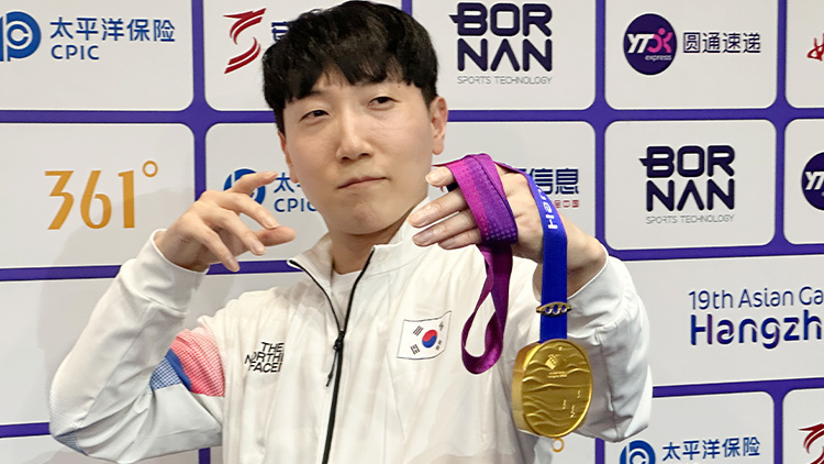 28일 중국 항저우 e스포츠센터에서 열린 2022 항저우 아시안게임(AG) 스트리트 파이터 V 결승전에서 대만의 샹여우린을 세트 점수 4-3으로 물리치고 금메달을 획득한 뒤 공동취재구역(믹스트존)에서 취재진을 향해 포즈를 취하고 있다. /연합뉴스