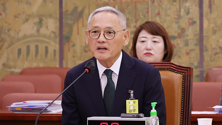 유인촌 문화체육관광부 장관 후보자가 5일 국회에서 열린 인사청문회에서 의원 질의에 답변하고 있다. /연합뉴스 