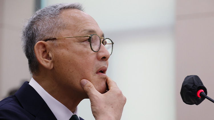 유인촌 문화체육관광부 장관 후보자가 5일 국회에서 열린 인사청문회에서 의원 질의에 답변하고 있다. /연합뉴스