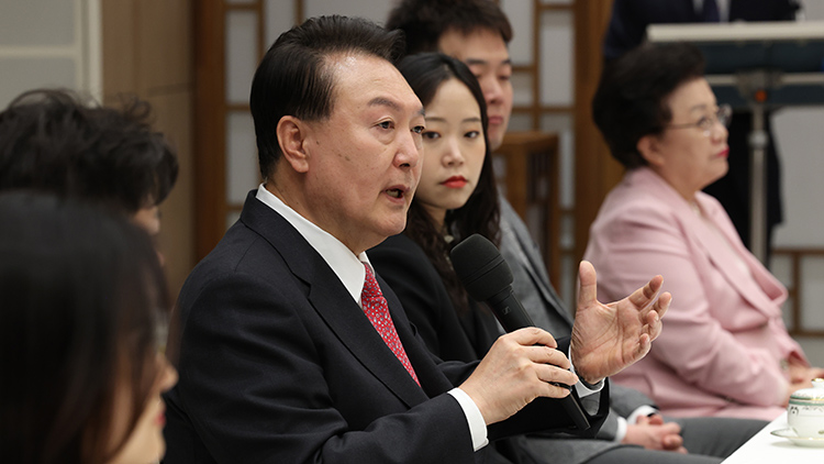 윤석열 대통령이 6일 서울 용산 대통령실 청사에서 열린 '교권 보호 4법 계기 현장 교원과의 대화'에서 발언하고 있다. /연합뉴스 