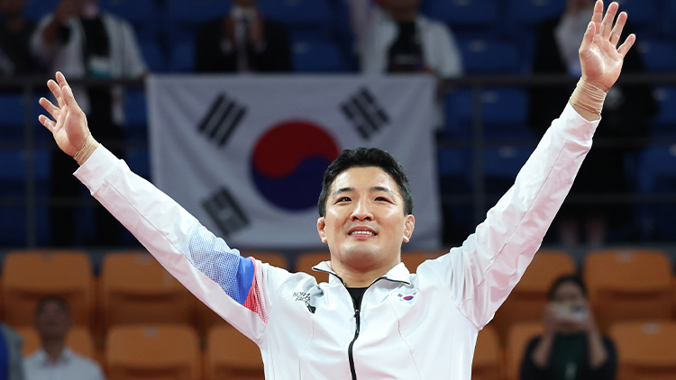 6일 중국 항저우 샤오산 린푸 체육관에서 열린 항저우 아시안게임 주짓수 남자 77kg급 결승 경기에서 바레인 압둘라 문파레디에 승리하며 금메달을 차지한 한국 구본철이 시상대에 올라 기뻐하고 있다. /연합뉴스
